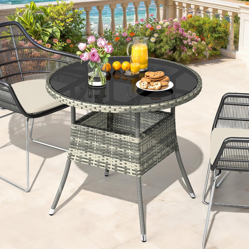 Table de jardin ronde YITAHOME pour 4 personnes, 80 cm de diamètre, dotée de plateau en verre facile à nettoyer. Table bistro ronde en rotin résistant aux intempéries, idéale pour terrasse, porche ou piscine. Couleur : gris.