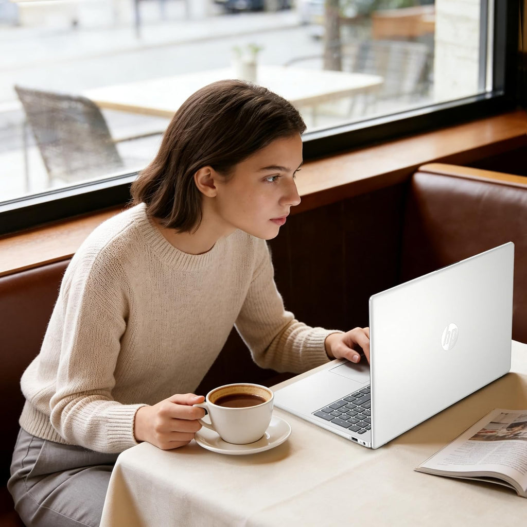 Ordinateur compact portable HP 15,6 pouces – Solution de productivité complète : Windows 11 avec Microsoft Office, processeur Intel Core N100 quadricœur, 8 Go de RAM, 640 Go de stockage (128 Go UFS + carte SD de 512 Go), Copilot AI, léger – Argent
