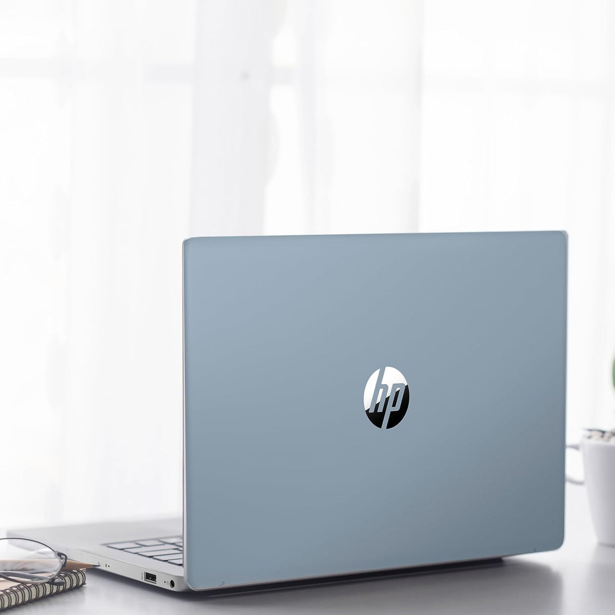 Ordinateur compact portable HP 17,3 pouces LED tactile pour professionnels et particuliers, processeur AMD Ryzen 5 7430U, 32 Go de RAM, SSD PCIe de 1 To, lecteur d'empreintes digitales, clavier rétroéclairé, webcam HD, HDMI, Wi-Fi 6, Windows 11 Pro