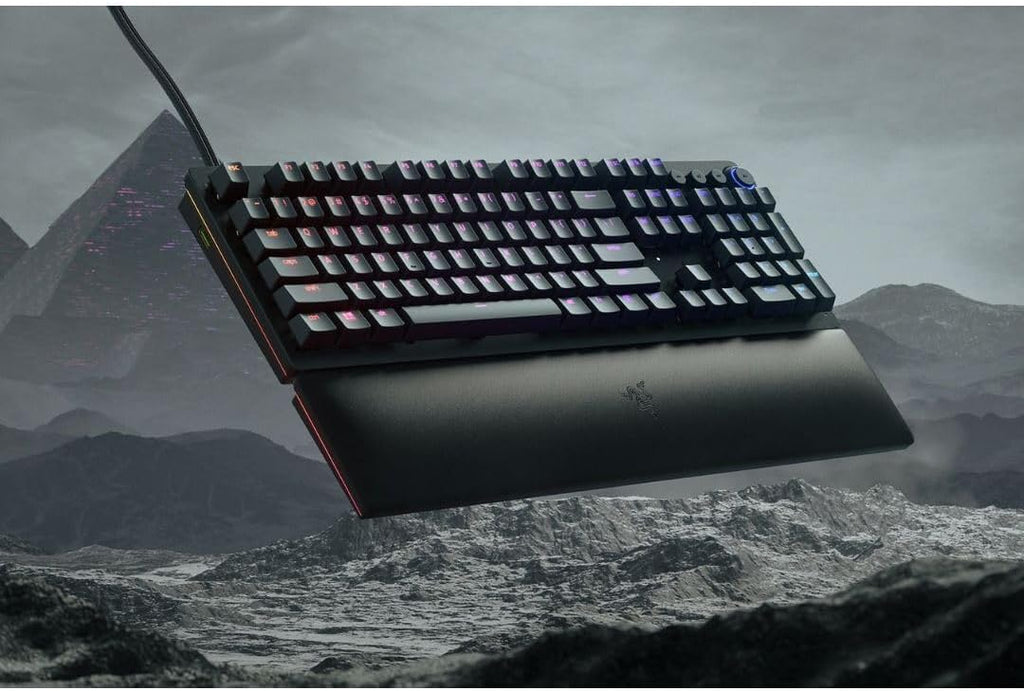 Clavier de jeu analogique Razer Huntsman V2 : activation réglable par commutateurs optiques analogiques, mode de déclenchement réactif, éclairage Chroma RGB, repose-poignets magnétique, touches multimédias et molette dédiées, noir.