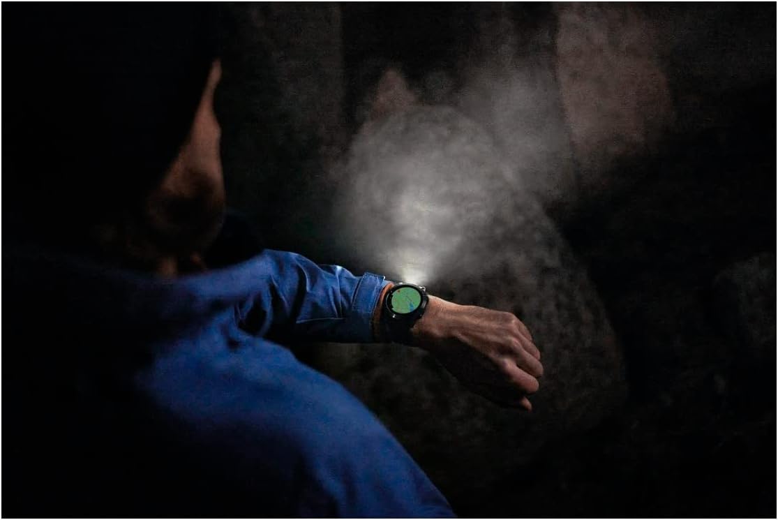 Présentation : Montre connectée GPS multisport Garmin fēnix 7 Pro Sapphire Solar avec lampe torche intégrée et recharge solaire, couleur noire.