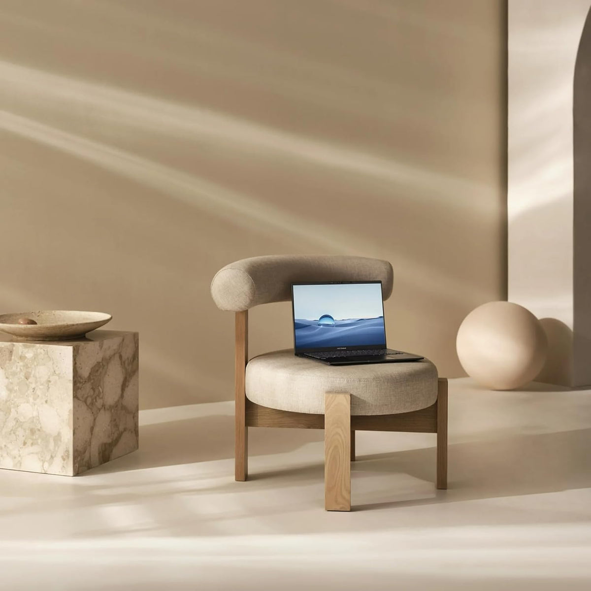 Ordinateur compact portable ASUS Vivobook 14 FHD pour étudiants et jeunes professionnels (2025) : processeur Intel i3 6 cœurs, 16 Go de RAM, 1 To de stockage (SSD 512 Go + extension 500 Go), HubxcelAccessory, Wi-Fi, Windows 11 Pro, licence Microsoft
