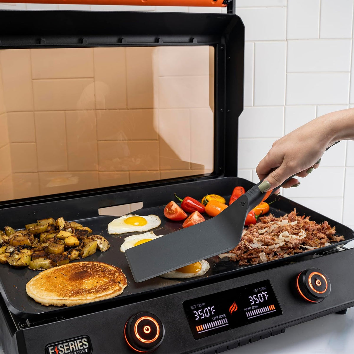 Plaque de cuisson électrique antiadhésive de 56 cm (22 pouces) dotée de couvercle, série 8001 E, grande plaque de cuisson de table par Blackstone, avec accessoires Blackstone pour une utilisation intérieure et extérieure.