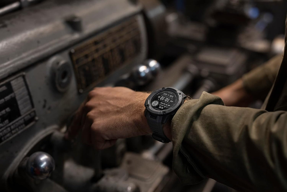 Présentation : Montre connectée GPS robuste Garmin Instinct 2X Solar avec lampe torche intégrée, recharge solaire, GNSS multibande et boîtier graphite.