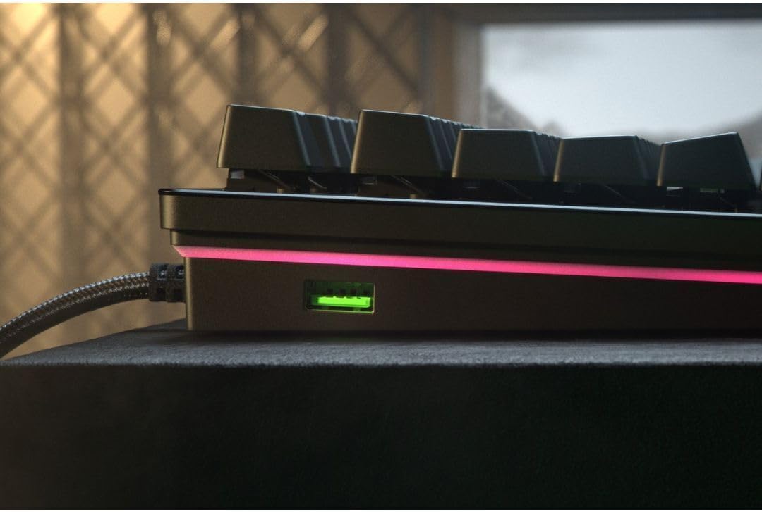 Clavier de jeu analogique Razer Huntsman V2 : activation réglable par commutateurs optiques analogiques, mode de déclenchement réactif, éclairage Chroma RGB, repose-poignets magnétique, touches multimédias et molette dédiées, noir.