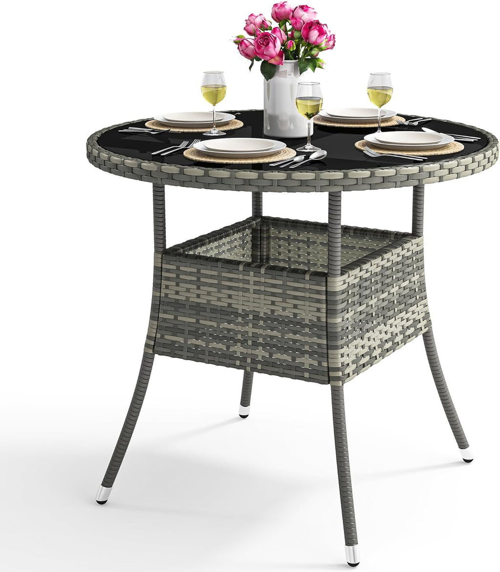 Table de jardin ronde YITAHOME pour 4 personnes, 80 cm de diamètre, dotée de plateau en verre facile à nettoyer. Table bistro ronde en rotin résistant aux intempéries, idéale pour terrasse, porche ou piscine. Couleur : gris.