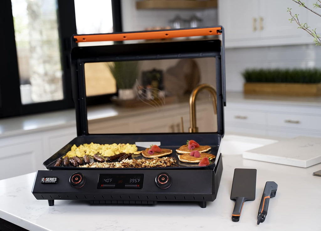 Plaque de cuisson électrique antiadhésive de 56 cm (22 pouces) dotée de couvercle, série 8001 E, grande plaque de cuisson de table par Blackstone, avec accessoires Blackstone pour une utilisation intérieure et extérieure.