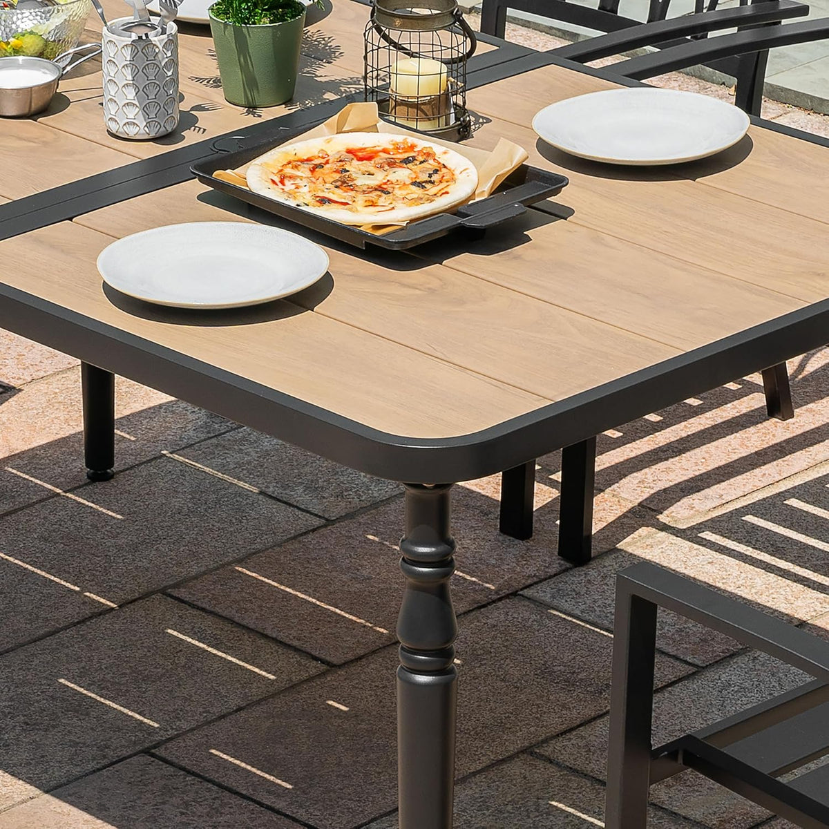 Table de salle à manger carrée d'extérieur NUU GARDEN 37, table en métal dotée de trou pour parasol, plateau imitation bois, résistante aux intempéries, idéale pour le jardin, la cour, la terrasse et la pelouse.