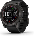 Présentation : Garmin Fenix 7X Sapphire Solar, montre connectée d'aventure grand format avec recharge solaire, robuste et dotée d'un GPS, d'un écran tactile et de fonctions bien-être. Boîtier en titane DLC gris carbone avec bracelet noir.