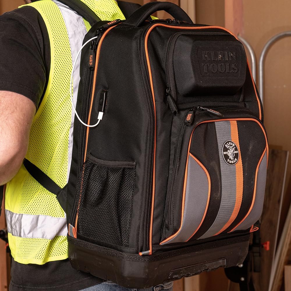 Sac à dos pour ordinateur compact portable Klein Tools 62805BPTECH à 28 poches, sac à outils Tradesman Pro extra-large avec fond moulé et port de chargement