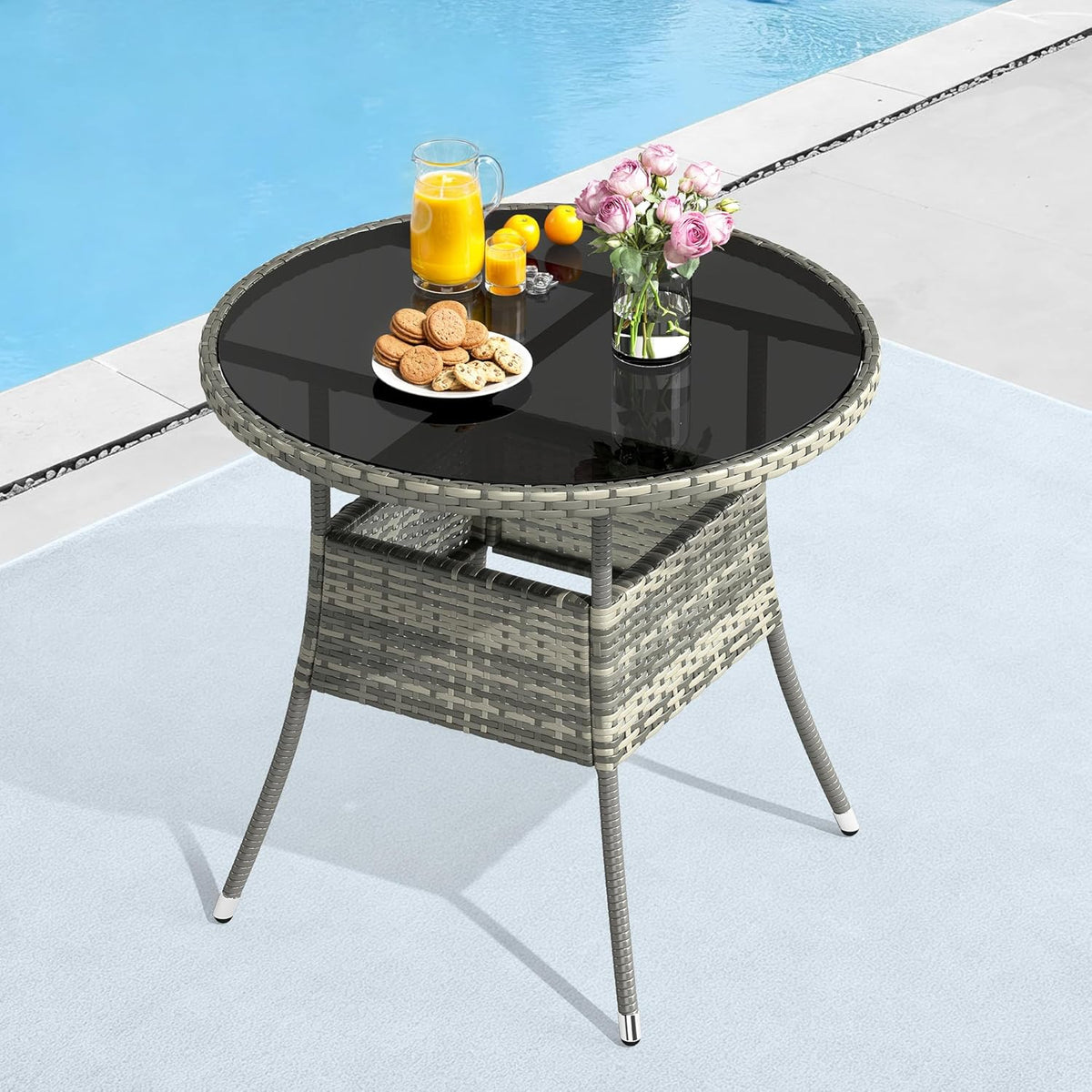 Table de jardin ronde YITAHOME pour 4 personnes, 80 cm de diamètre, dotée de plateau en verre facile à nettoyer. Table bistro ronde en rotin résistant aux intempéries, idéale pour terrasse, porche ou piscine. Couleur : gris.