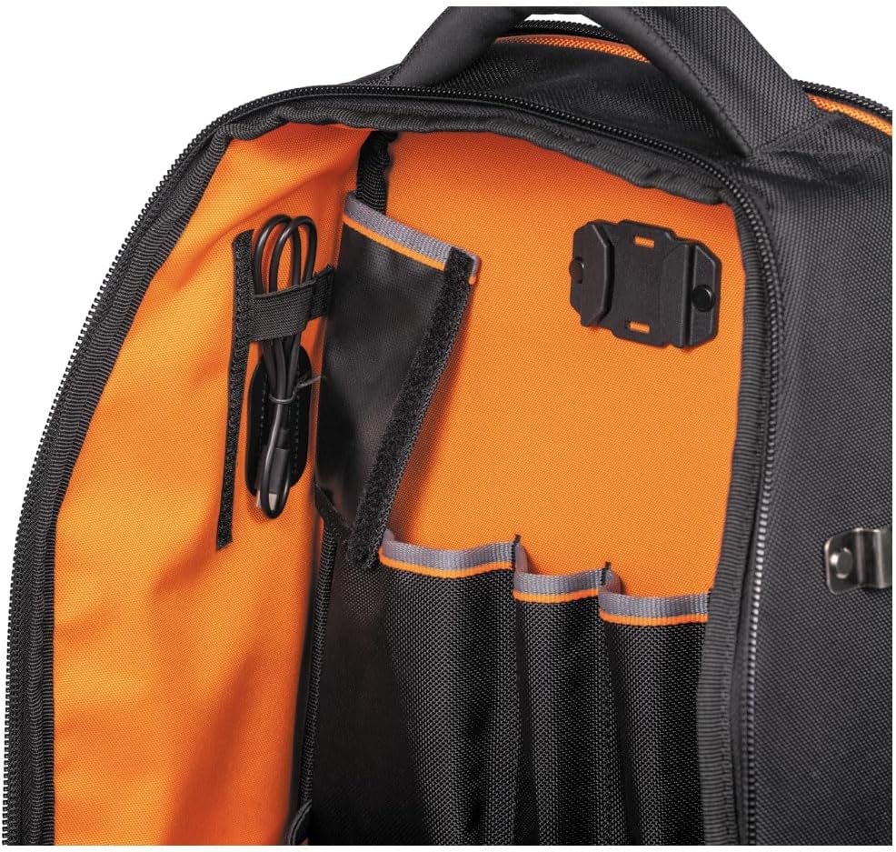Sac à dos pour ordinateur compact portable Klein Tools 62805BPTECH à 28 poches, sac à outils Tradesman Pro extra-large avec fond moulé et port de chargement