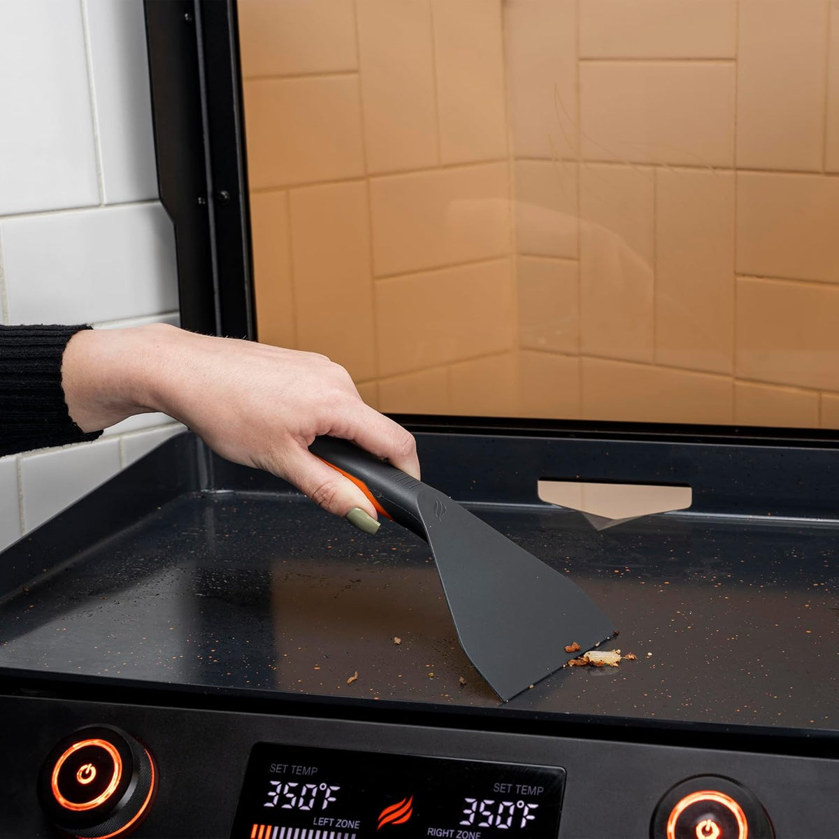 Plaque de cuisson électrique antiadhésive de 56 cm (22 pouces) dotée de couvercle, série 8001 E, grande plaque de cuisson de table par Blackstone, avec accessoires Blackstone pour une utilisation intérieure et extérieure.