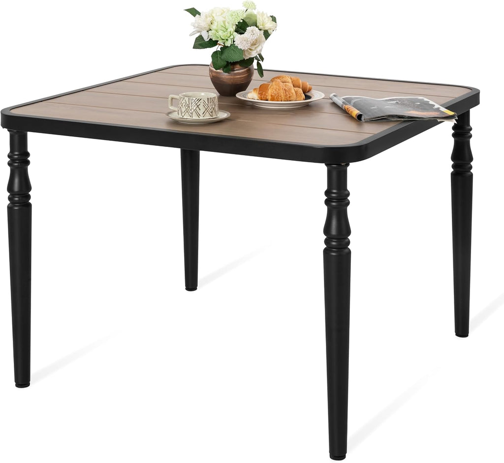 Table de salle à manger carrée d'extérieur NUU GARDEN 37, table en métal dotée de trou pour parasol, plateau imitation bois, résistante aux intempéries, idéale pour le jardin, la cour, la terrasse et la pelouse.