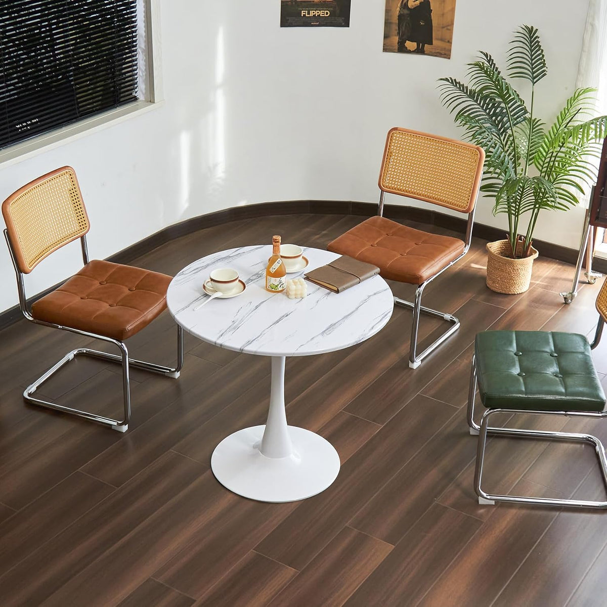 Table de salle à manger ronde, table tulipe circulaire de 80 cm dotée de plateau épais et pied en métal, table bistro moderne du milieu du siècle pour cuisine, petits espaces, salon, café (motif marbre blanc)