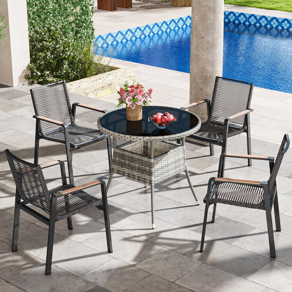 Table de jardin ronde YITAHOME pour 4 personnes, 80 cm de diamètre, dotée de plateau en verre facile à nettoyer. Table bistro ronde en rotin résistant aux intempéries, idéale pour terrasse, porche ou piscine. Couleur : gris.